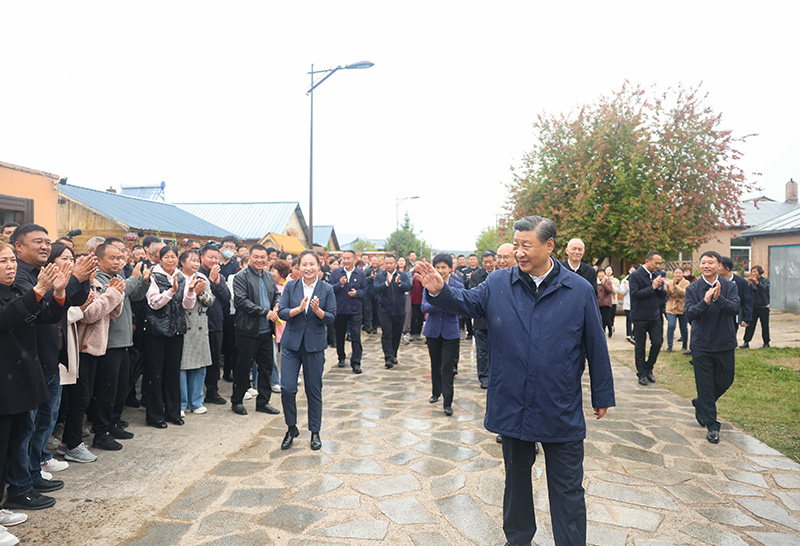 9月6日至8日，中共中央總書記、國家主席、中央軍委主席習(xí)近平在黑龍江考察。這是6日下午，習(xí)近平在大興安嶺地區(qū)漠河市北極村考察時，向當(dāng)?shù)厝罕姄]手致意。