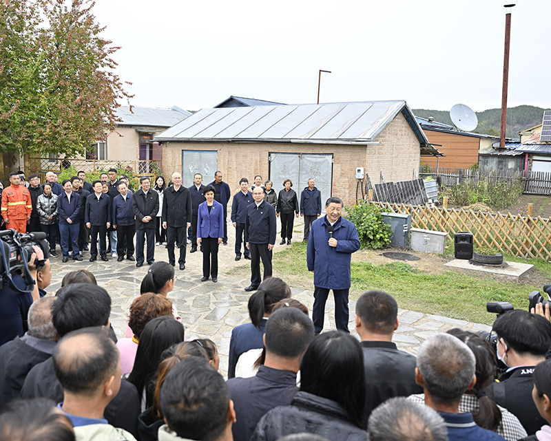 9月6日至8日，中共中央總書記、國家主席、中央軍委主席習(xí)近平在黑龍江考察。這是6日下午，習(xí)近平在大興安嶺地區(qū)漠河市北極村考察時，同當(dāng)?shù)厝罕娪H切交流。