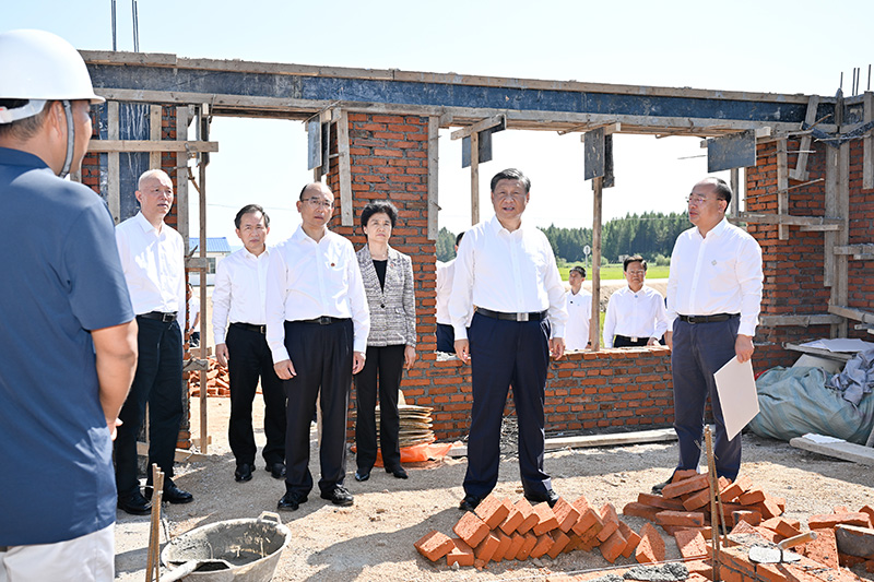 9月6日至8日，中共中央總書記、國家主席、中央軍委主席習(xí)近平在黑龍江考察。這是7日上午，習(xí)近平在遭受洪澇災(zāi)害的哈爾濱尚志市老街基鄉(xiāng)龍王廟村，察看水毀房屋重建情況。